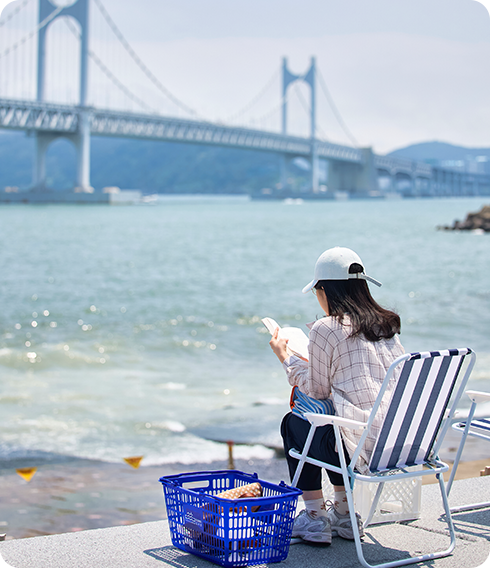 해변에서의 독서 이미지